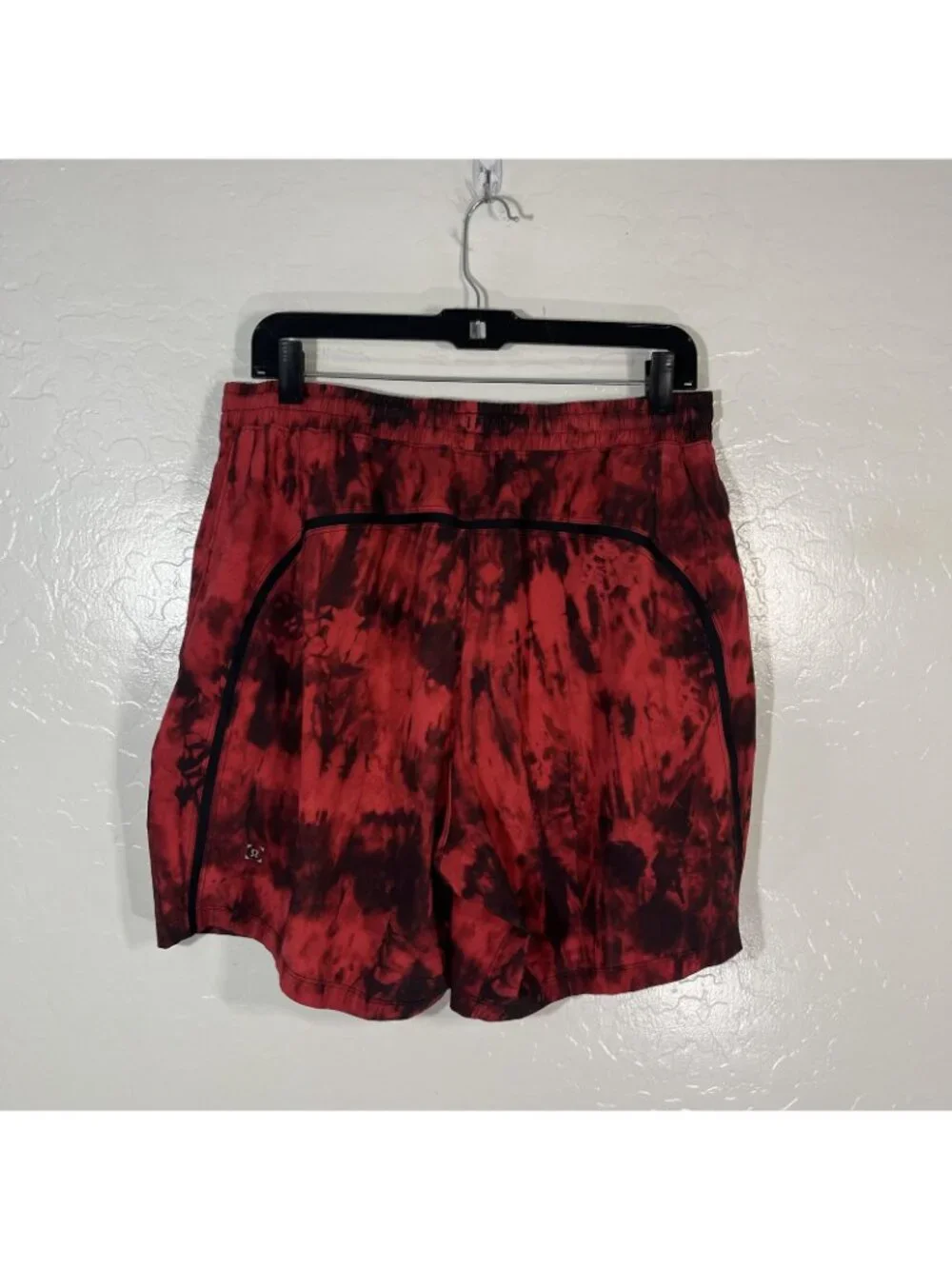Lululemon Shorts Mens Large Red Tie Dye 7 Inseam Athletic Lined Running Gym